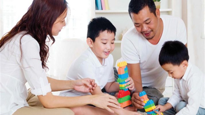 Khi trẻ giành đồ chơi – Cha mẹ hãy là nhà hoà giải chứ đừng là quan toà
