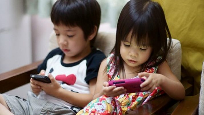 4 tác hại của việc cho trẻ dùng thiết bị điện tử sớm