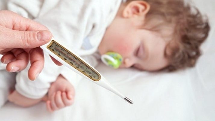 Trẻ sốt mọc răng, bố mẹ nên làm gì?